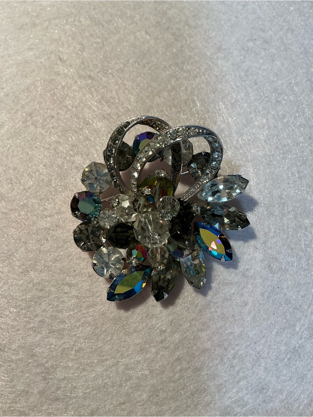 2262 -Mid-Century 1970-1980 Avon Aurora Borealis and Clear Crystal Floral Brooch - Picture 2 of 16